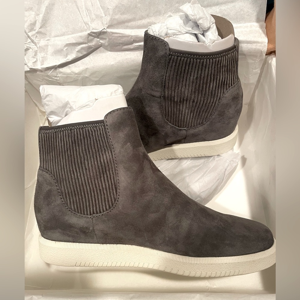 New in Box Vince women’s grey Ilona Pull-on Sneakers Size: 7.5